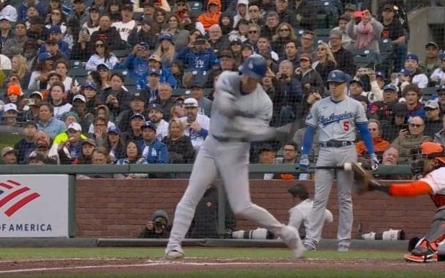 衝撃映像！大谷翔平、中継カメラがとらえたヤバすぎる瞬間　特大アーチで見せた“目の動き”にファン騒然 「めっちゃ見てる」「これでスイングが間に合うとか異常」