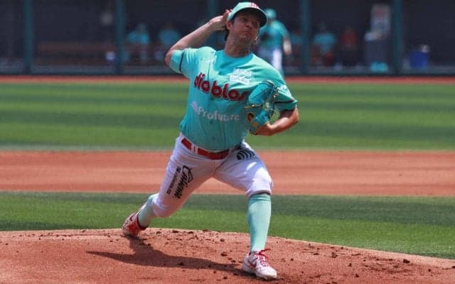 元DeNA・バウアーが同点適時打と“刀ポーズ”をお見舞いされてぶ然　「刀は左腰に差すんだ」とSNSに投稿【メキシカンリーグ】