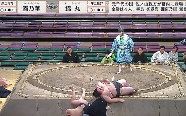 体重2倍差対決、19歳力士が「転落しながら投げ勝つ」土俵際の衝撃決着 執念に館内どよめき