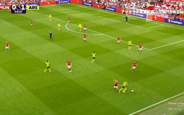 「笑えるほど上手い」アーセナル主将の“天才ボディーフェイク”が話題沸騰！ ウーデゴールが体重移動だけで敵を転倒させた瞬間「やばすぎ」「バケモノや」