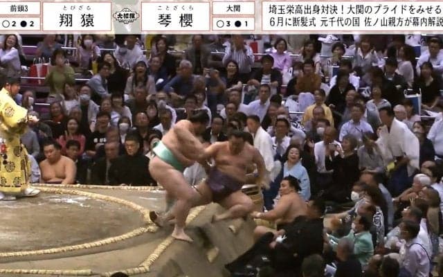 勝った力士の優しさが原因か？ 敗れた力士の巨体が“超”スローで転落する珍現象 「何いまの倒れ方」違和感に驚きの声