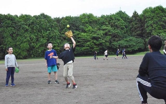 野球初心者「最初の難関」…キャッチボール習得の順序　投げるより優先の“動きと感覚”