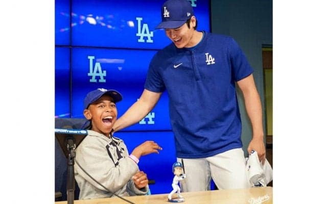 大谷翔平が少年にサプライズ「来てくれてありがとう」　登場に驚愕…始球式をプレゼント