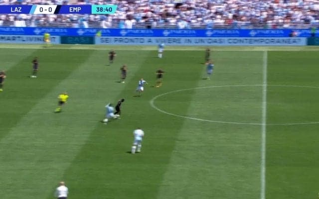 鎌田大地が遠藤航に変身？ “パーフェクトタックル”が脚光！ 味方のミスを帳消しにしたスライディングの瞬間「これ奪い取れるのかよ」「マジでビビった」