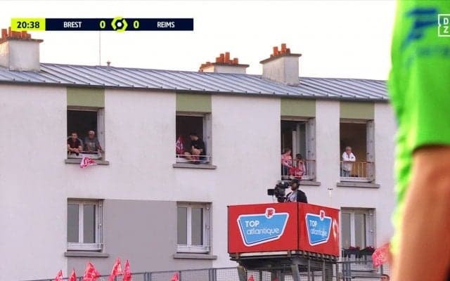 嘘だろ？ 無料なの？ スタジアム横の“集合住宅”から試合見放題！「神立地やん」「窓から見れるのいいな」「最高じゃん」日本代表コンビ出場試合で視聴者が驚愕した瞬間