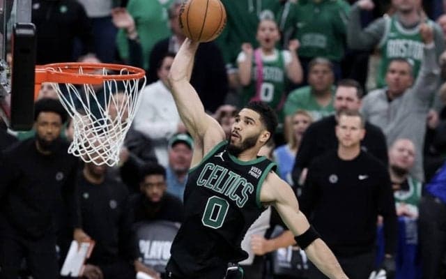 セルティックスのジェイソン・テイタムがプレーオフで2016年のレブロン以来初の快記録