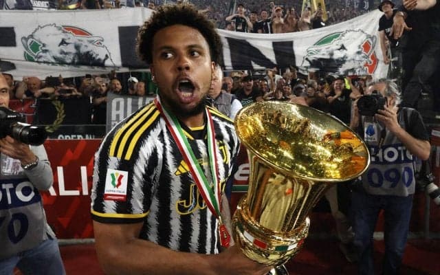 タイトル獲得で交際発覚？ 「美しすぎる」と話題のユベントスMFのモデル彼女、兄はインテルのイタリア代表MF