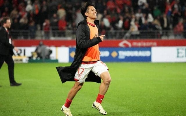 現地撮｢優しい｣｢爽やか｣イケメン度アップ中村敬斗｢大好きなんだ｣伊東純也に｢駆け寄って｣｢脱いで｣｢着せて｣行動が｢かわいい｣と話題も、その深い事情