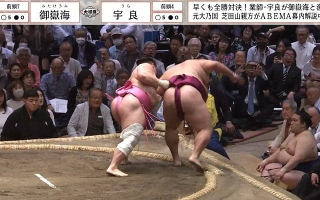 「腕の筋肉すごい」宇良、全勝死守の取組でファン驚愕の瞬間 御嶽海を受け止め勝負が決する直前の一コマ