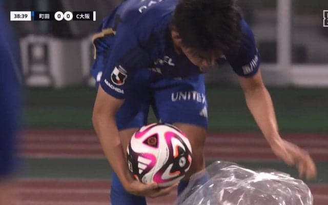 「え、なにしてんの？」J1町田の“雨対策”が斬新すぎると話題に 最強ロングスローのために用意された“ビニール袋”に視聴者くぎ付け「開封動画来た」