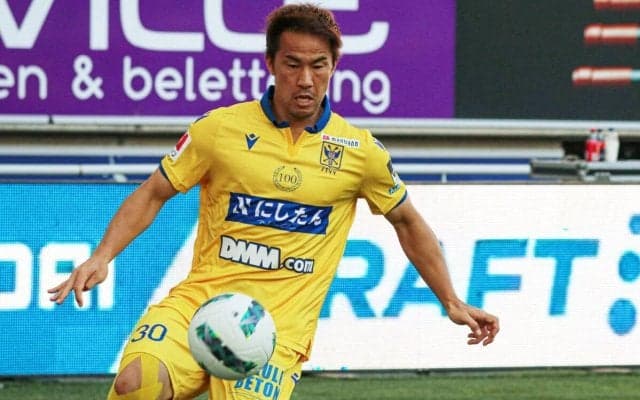 岡崎慎司が現役ラストマッチ！ 交代時には両チーム選手が花道作る…日本人7人が先発した試合は1-1のドロー【ジュピラー・プロ・リーグ】