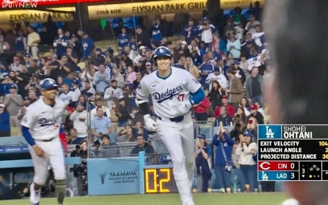 「週末に最高の笑顔」大谷翔平、HR直後に“ショーヘイ・スマイル”炸裂！　集中した表情から“一変”ハイタッチで破顔した「かわいいかよ」な瞬間