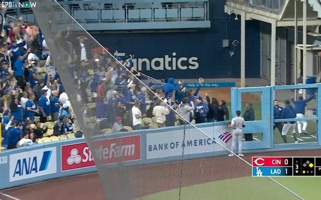 大谷翔平“驚愕アーチ”でブルペンまでお祭り騒ぎ！　「仲間たちが見えないところで喜んでるの熱い」狂喜乱舞の瞬間が話題に