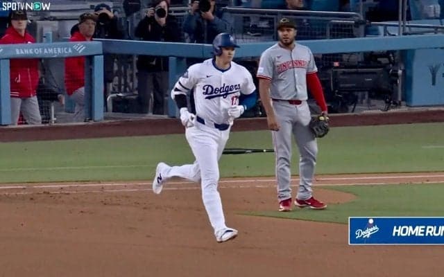 マジかよ！変な汗出たぜ…大谷翔平の衝撃“逆方向弾”に内野手も呆然　一塁を回った大谷に視線を移して“お手上げ”リアクション