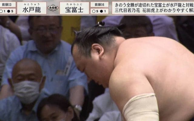 「何が起きた？」力士が突如、膝から崩れ落ちる展開に館内騒然…相手力士も“あれっ？”心配顔