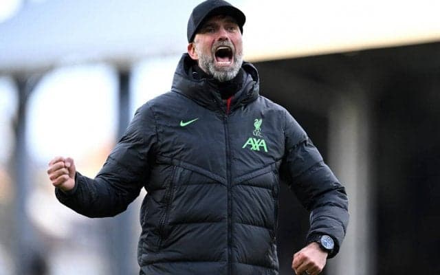 「私が想像できる最大の名誉」クロップ監督ラストマッチを前にアンフィールドで特別セレモニー…スタンドに集まったスタッフとトロフィーと記念写真