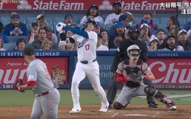 衝撃の大爆音！大谷翔平、変態パワー弾で“異変”が起きた！？ あれが入るのか… 打った瞬間の観客のリアクションがヤバすぎる「あの飛び方w」「ファウルにならない？」