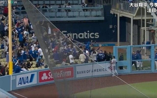 球場騒然！よく捕ったな…！？ 大谷翔平の“変態パワー弾”をキャッチした観客がヤバすぎる　フェンス際での見事なプレーが話題に 「魔術師」「難しい打球だぞ？」