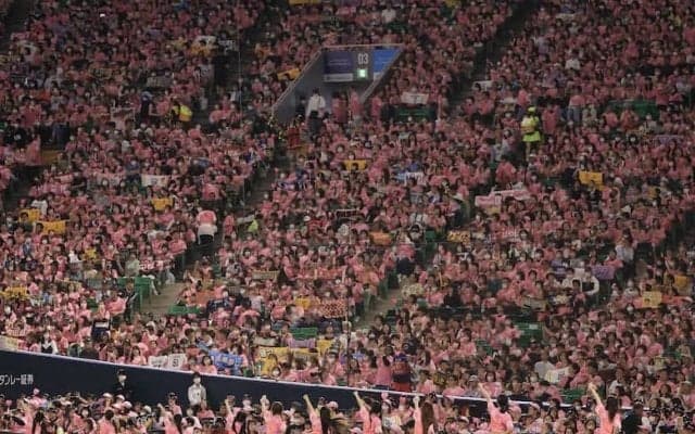 野球場がピンク一色！元プロ野球選手が15年打ち込むある活動とは