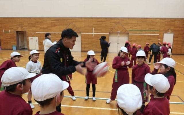 いじめ防止の伝え方。ラグビー選手の熱血指導が子供の心を動かす理由