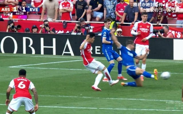 「最高すぎる！」アーセナル冨安健洋の同点ゴールにスタジアム爆発！ 大一番で“ダブル股抜きショット”を叩き込んだ瞬間「もうストライカーじゃん」「大和魂だ」