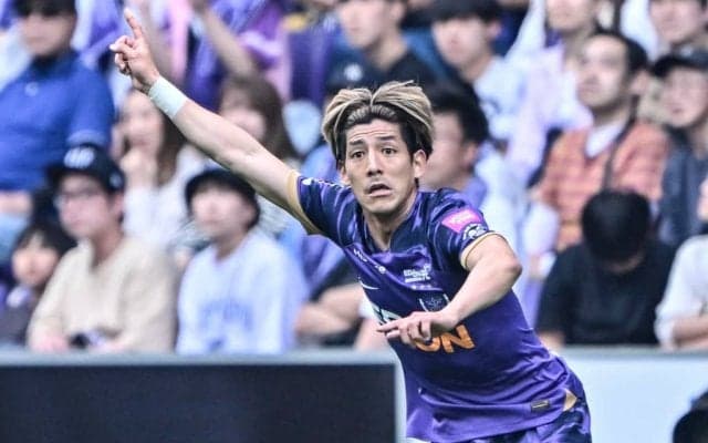 「これは褒めるしかないw」J1広島新戦力の“ハットトリック完成”FKに驚き広がる！「左足　頭　右足」「やばい!!!」などの声