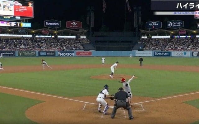 ドジャースが大ピンチ…！アイツやってんぞ！ 中継カメラがとらえたヤバすぎる瞬間　一体、何が…？ 怪物デラクルーズの“異次元スピード”がよく分かるシーン