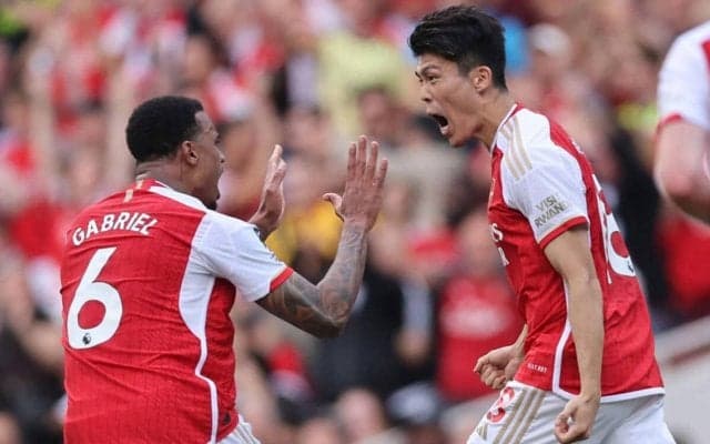 「日本の誇り」「めっちゃカッコよかった」冨安健洋が優勝争う最終節で圧巻の股抜きゴール！ チームの同点ゴールにファンが沸く「最高のゴール」