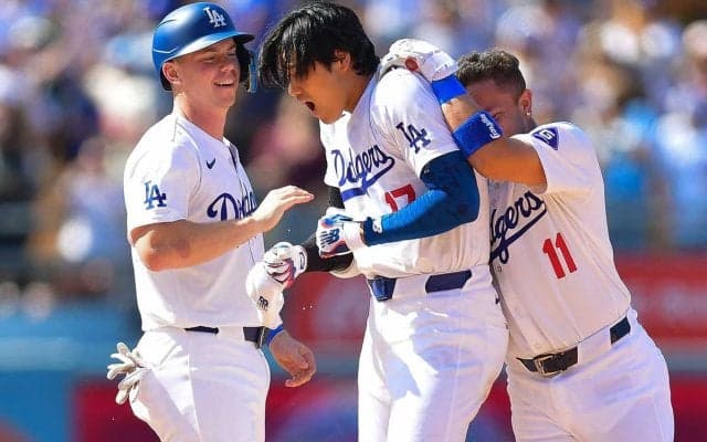 【MLB】「祝われ方も豪快」サヨナラ打を放った大谷翔平への“手荒な祝福”が話題　現地ファンからは要望も「もう10年延長で」