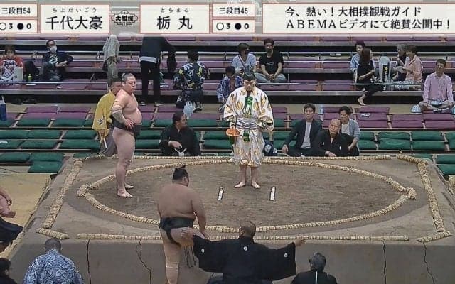 高速突っ張りと連続強烈張り手に視聴者騒然「荒々しい相撲だな」敗れた力士の姿に「打たれ過ぎてふらついとる」「大丈夫？」