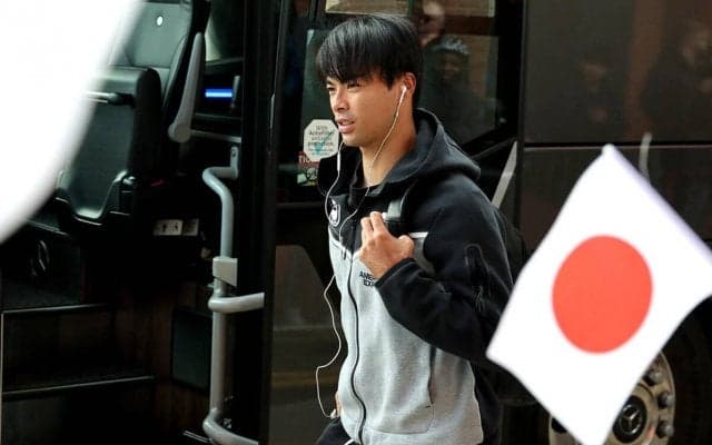 負傷に苦しんだ三笘薫が愛妻とともにピッチへ！ 退任するデ・ゼルビ監督とハグで最後のお別れ