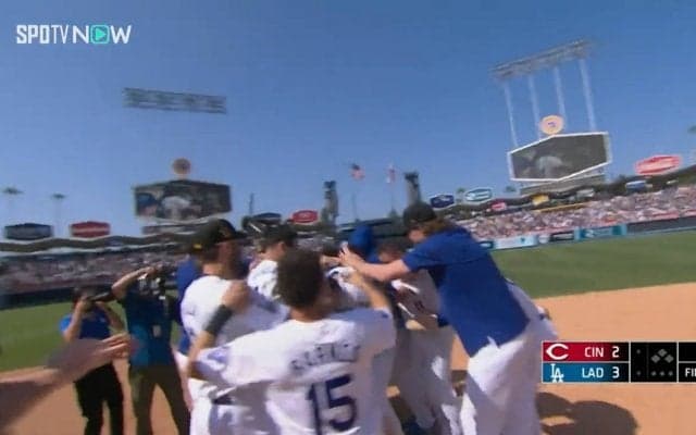 ショーヘイ、やったな！仲間が総出で大谷翔平のサヨナラ打を祝福 背中バシバシ→大量の水シャワー