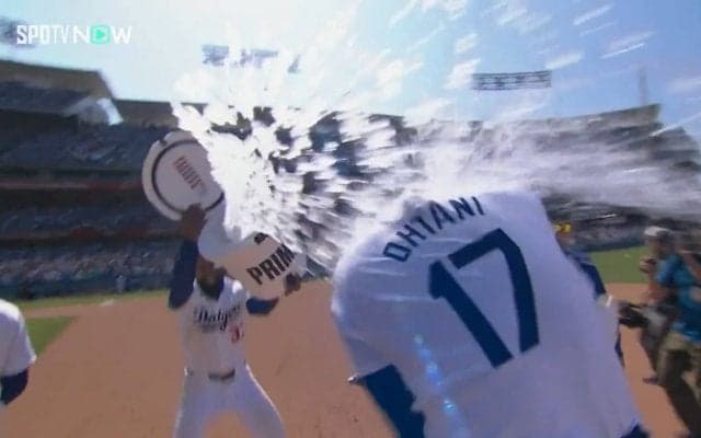 えっ、俺も！？大谷翔平、劇的サヨナラ打 ヒーローへの大量「氷水シャワー」で“もらい事故”した選手がびっくり