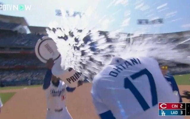 もはや事故レベル！ 大谷翔平に一体、何が起こったのか…！？ 劇的サヨナラヒット直後のチームメイトのリアクションが話題に　ファン騒然「かけすぎだろw」「こっちまで嬉しくなる」