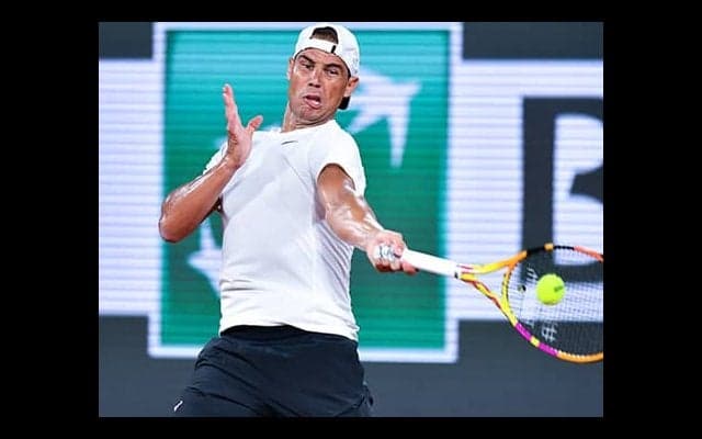 ナダル 大歓声の中全仏センターコートで練習