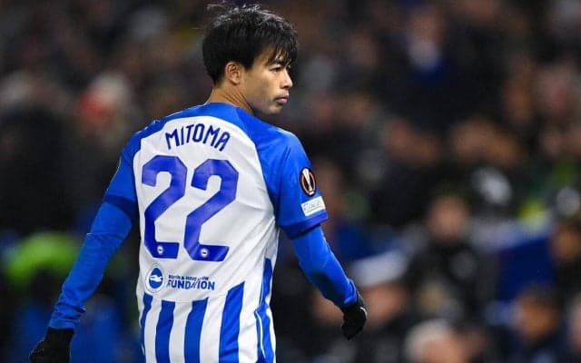 「素敵な笑顔」「貴重すぎる！」27歳バースデー、三笘薫が今季を振り返り妻との貴重2ショットもお披露目「素晴らしい経験もできました」