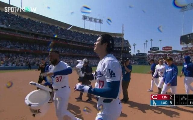 うひゃ、冷たっ！大谷翔平、激熱サヨナラ打の直後に浴びた冷水に悲鳴＆かわいい笑顔がキラリ「いい表情」「めちゃ爽やか！」