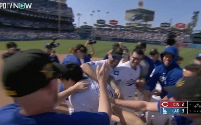 これは泣ける…！ 大谷翔平、中継カメラがとらえた感動の瞬間　大谷の髪をグシャグシャ… サヨナラ打を全力で祝う“絶対的エース”の姿が話題に「良かったな…」「認められた感じ」