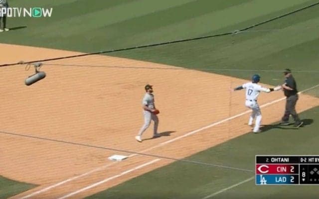 危ない！一瞬ヒヤリ… 大谷翔平にハプニング発生…！ 爆速スピードで審判とあわや激突→ギリギリで“神回避”する瞬間　ファン騒然「よく避けたな」「ぶつかってたら…」
