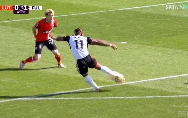 「何やってるんだ！」「いつも寄せが甘い…」橋岡大樹に海外ファンから批判殺到…フィジカルモンスターに豪快な一撃をぶち込まれた瞬間「冗談だろ」「なぜ契約した？」