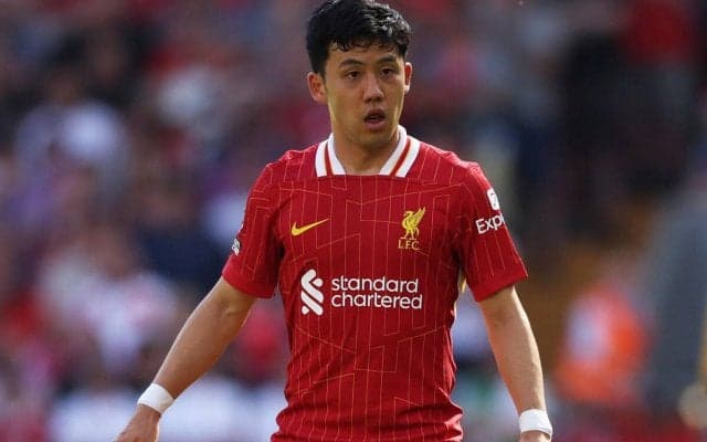 「どれほど礼儀正しく組織的か…」遠藤航の4人の子供たちの様子が話題に！ 最終戦セレモニーで父の後をついていく姿にファンも注目