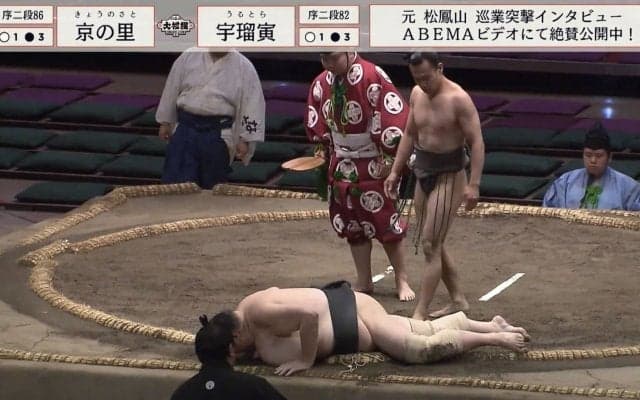 おや…何があった？ 勝負後に倒れ込んだ力士を心配する超軽量力士…土俵を下りる際のよろける姿に「大丈夫？」どよめき広がる