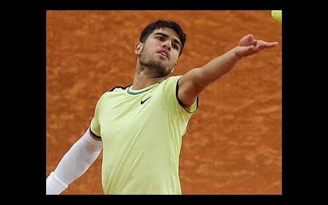  足でボール扱うトリックショット 