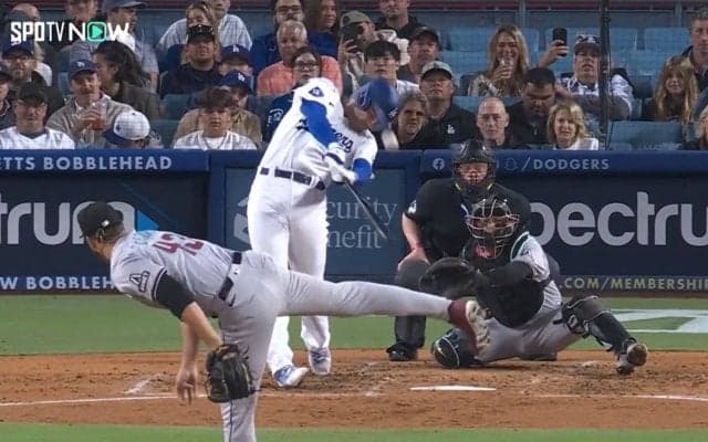 「なんか泣けてくる」大谷翔平、フリーマンの満塁弾に“大はしゃぎ”な瞬間 ベンチ内で“MV3”が最高の笑顔に「なんだよこのチームw」