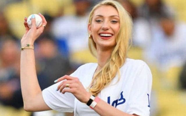 へそ出し美女の「腹筋すげ」　ド軍戦で華麗な一投…抜群スタイルで本拠地魅了