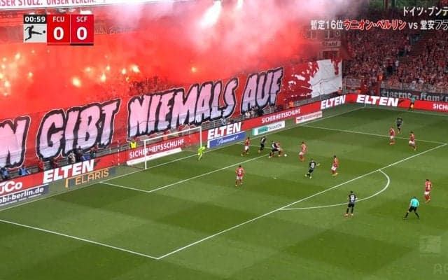 衝撃映像！「えっ、火事？」堂安律の好クロス→視聴者が驚愕！ ゴール裏が発煙筒で燃えすぎた一部始終「量がおかしいw」