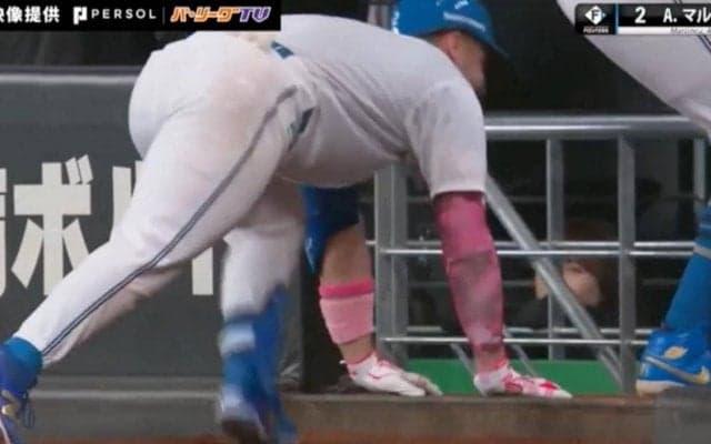 惜しい… 入ると思ったのに！ 日本ハム・マルティネス、またまた本塁打に届かず“腕立てポーズ”を披露　“着弾未遂三塁打”の直後のパフォーマンスにファン歓喜