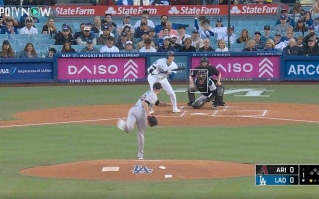 えっ？ 何してんの…！？ 大谷翔平に球場全員がダマされた…！ 意表をつくセーフティバント→アウトのはずが奇跡を起こした瞬間 「持ってるなｗ」「俊足は正義」