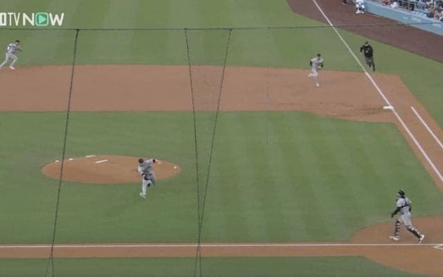 息できてるか…？ 大谷翔平、まさかのセーフティバントで“異変”が起きた…！ 相手投手のリアクションがヤバすぎると話題に「ショックだろうな」「さすがに可哀想」