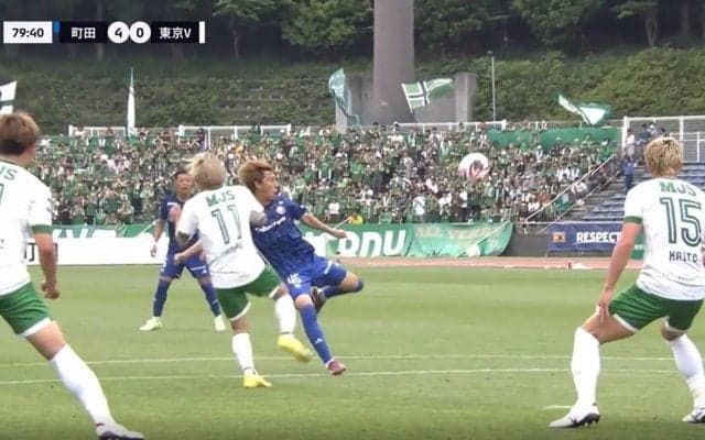 「ゴラッソ」「こんなん決めちゃうのかよ」クリアボールをダイレクトで振り抜く逆足スーパーボレー炸裂！必殺ロングスローからの爆速ミドルショットに「ちゃんと機能してる」「ミドルまで決めるか」